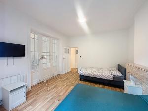 a living room with a bed and a tv at Leopold Brussels 6 in Brussels