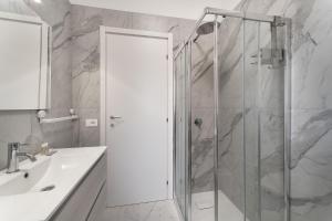 Bilik mandi di Lambrate Suite - 200 meters from the Station +8 gambar
