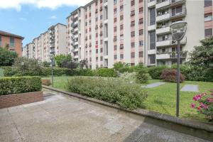 Taman di luar Lambrate Suite - 200 meters from the Station