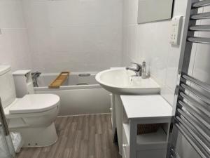 Bilik mandi di Ground Floor Beachside Apartment