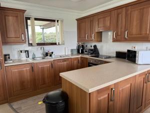 Dapur atau dapur kecil di Ground Floor Beachside Apartment +2 gambar