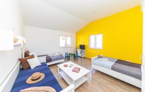 Χώρος καθιστικού στο 4 Bedroom Lovely Home In Vinisce