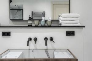 a bathroom with a sink and a mirror and towels at Charming Stay De Pijp at Centrum in Amsterdam