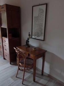 drewniany stół z lampką w pokoju w obiekcie La Casetta w mieście Penna in Teverina