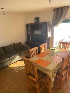 una sala de estar con una mesa y un sofá en Casa de Gregorio, en Córdoba