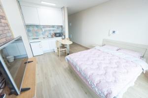Postel nebo postele na pokoji v ubytování Pension Jung Won