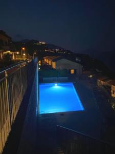 una gran piscina azul en un balcón por la noche en La Quiete 35 Igea Holiday, en Tremosine Sul Garda