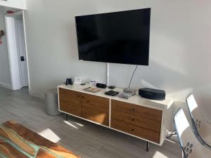TV a/nebo společenská místnost v ubytování Hutchinson Island BeachFront Heated Pool Balcony Top Floor Amazing View