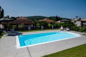 ein Swimmingpool im Hinterhof eines Hauses in der Unterkunft NS Villa Archangelos in Archángelos