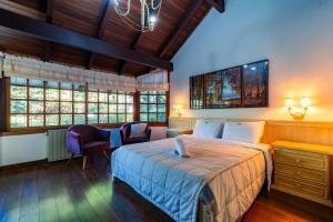a bedroom with a large bed in a room at Rosa Casa Jardim da Serra in Canela