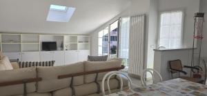 una sala de estar con un sofá y una mesa en Villa Rocca - mansarda, en Borgio Verezzi