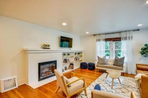 Televisyen dan/atau pusat hiburan di 7 Mi to Mt Rainier NP Home with Private Hot Tub!