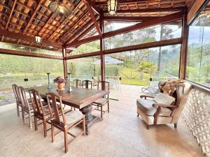 Χώρος καθιστικού στο Casa com vista para as montanhas