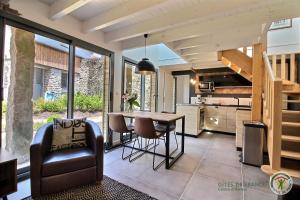 a kitchen and dining room with a table and chairs at Le rivage in Gicquel