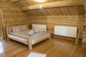 a room with a bed in a log cabin at A fák ölelése vendégház in Bükkaranyos