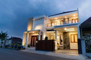 玛琅Griya Genitri的夜晚的白色房子,灯火通明