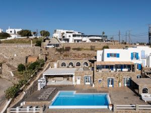The swimming pool at or close to Salty Blè