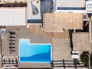 The swimming pool at or close to Salty Blè
