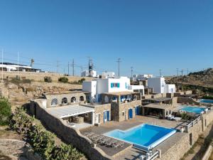 The swimming pool at or close to Salty Blè