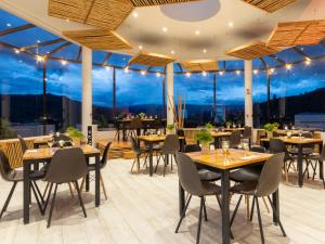 Cảnh núi rừng hoặc tầm nhìn ra núi từ khách sạn