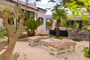 a patio with a table and chairs and a house at La dimora dei Turchì in Otranto