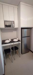 a kitchen with a table and a refrigerator at Mi Rincón Vivaldi in Santa Cruz de la Sierra