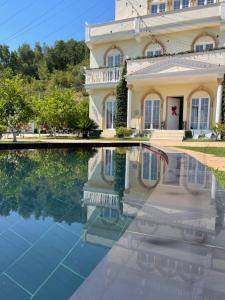 ein Haus mit einem Wasserbecken davor in der Unterkunft Vila Dy Bukurite in Draç + 50 Fotos