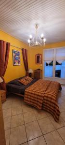 Ένα ή περισσότερα κρεβάτια σε δωμάτιο στο Maison 3 chambres , terrasse plein sud, 5 mn de la plage et foret