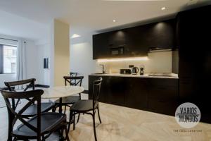 Una cocina y un comedor con mesa y sillas. en Un Madrid moderno para 7, tu refugio en Abada 2 E2, en Madrid