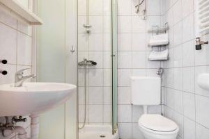 łazienka z umywalką, toaletą i prysznicem w obiekcie Apartment Pula 2 w Puli