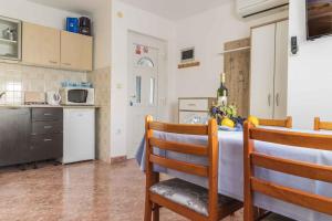 Kuchnia lub aneks kuchenny w obiekcie Apartment Pula 2