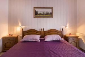 sypialnia z fioletowym łóżkiem z 2 poduszkami w obiekcie Apartment Pula 2 w Puli