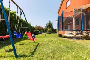 Plac zabaw dla dzieci w obiekcie Apartment Pula 2