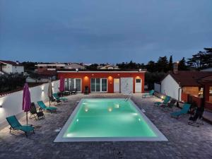 basen przed domem w obiekcie Apartment Pula 2 w Puli