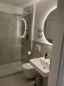 Un baño con inodoro, lavabo y ducha. en Studio Roma, en Prien am Chiemsee