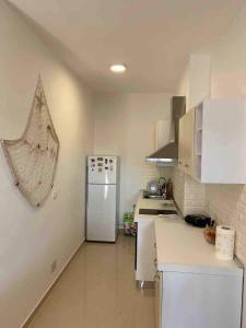 Kuchyň nebo kuchyňský kout v ubytování Sea & Pines apartment- Lalēz Bay Beach