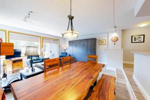 ブルー・マウンテンズにあるCachet Crossing 104の木製のテーブルとソファのあるリビングルーム