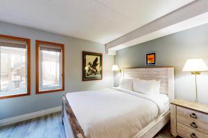 ブルー・マウンテンズにあるCachet Crossing 104の大きなベッドと2つの窓がある寝室