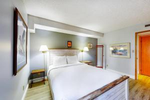 ブルー・マウンテンズにあるCachet Crossing 104の白いシーツが敷かれた大きなベッドのある寝室 +14枚の写真