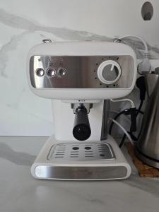 een mixer op een aanrecht bij Bindi Apartment in Himare
