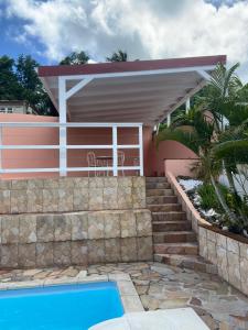 una villa con piscina e una casa di Kay Margo a Sainte-Luce