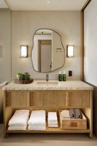 Ένα ή περισσότερα κρεβάτια σε δωμάτιο στο 1 Hotel Tokyo +30 φωτογραφίες