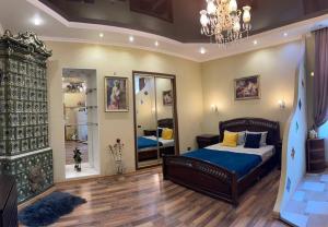 Un dormitorio con una cama y un espejo grande. en Apartments De-Ribas, en Odessa