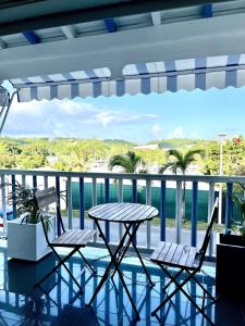 En balkon eller terrasse på Luxueux T3 Marina Le Gosier - Guadeloupe