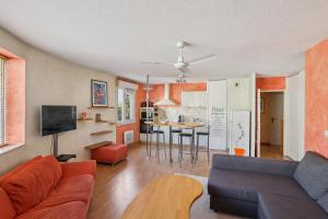 ein Wohnzimmer mit Sofa und Tisch in der Unterkunft Charmant Appartement T2 - Garage in Villeurbanne