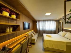 una habitación de hotel con dos camas y un sofá en Way Tambaú- 250m do Busto de Tamandaré, en João Pessoa