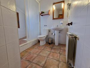 Koupelna v ubytování Apartamentos Remoña + 31 fotografií