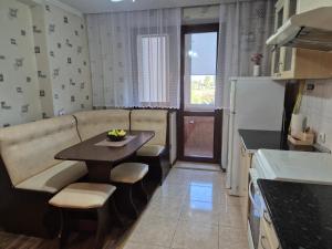 Η κουζίνα ή μικρή κουζίνα στο Apartament confortabil +10 φωτογραφίες