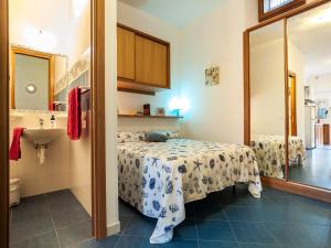スペルロンガにあるVespucci 3のバスルーム(ベッド1台、シンク、鏡付)