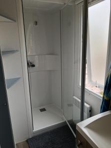 Koupelna v ubytování Mobil home Lacanau entre Lac et Océan 3 ch 6 p